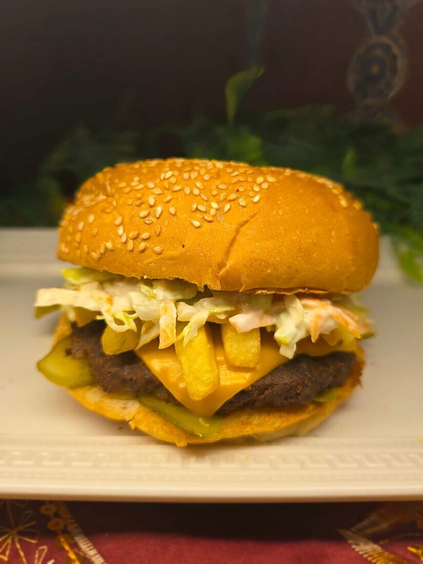 Hambúrguer Árabe com Salada Russa